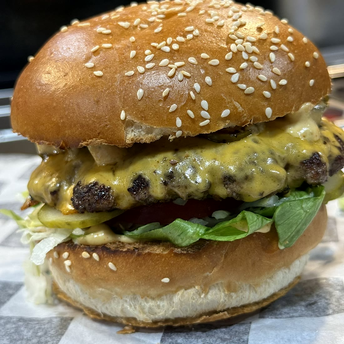 Classic Cheeseburger im Sesam-Bun mit geschmolzenem Käse